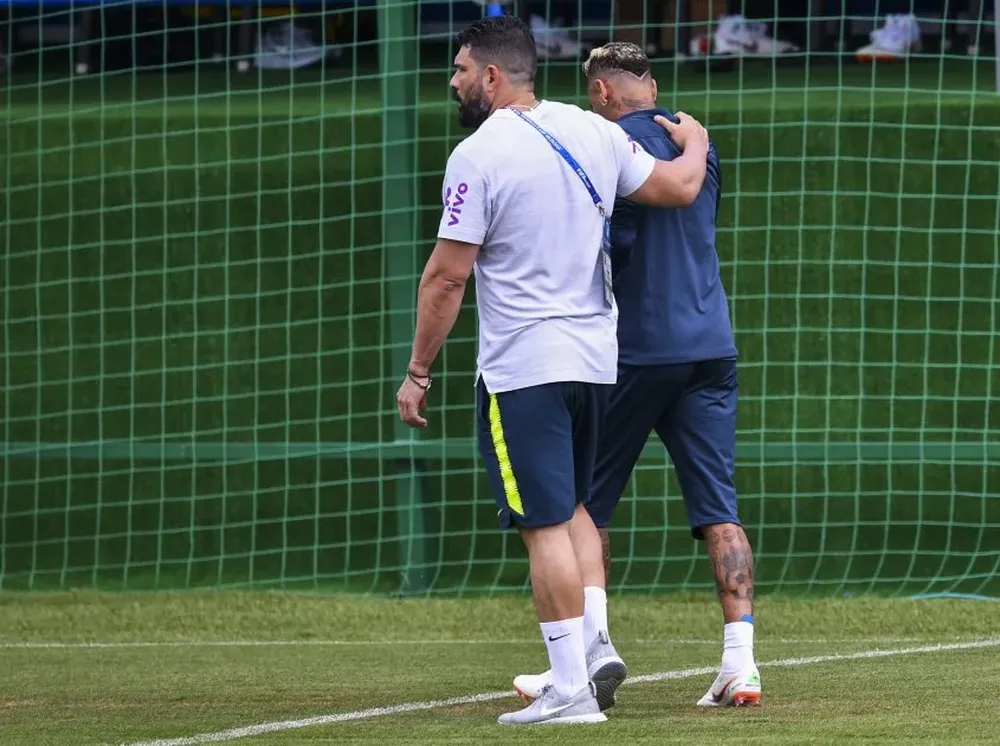 Neymar se retira rengueando de la práctica