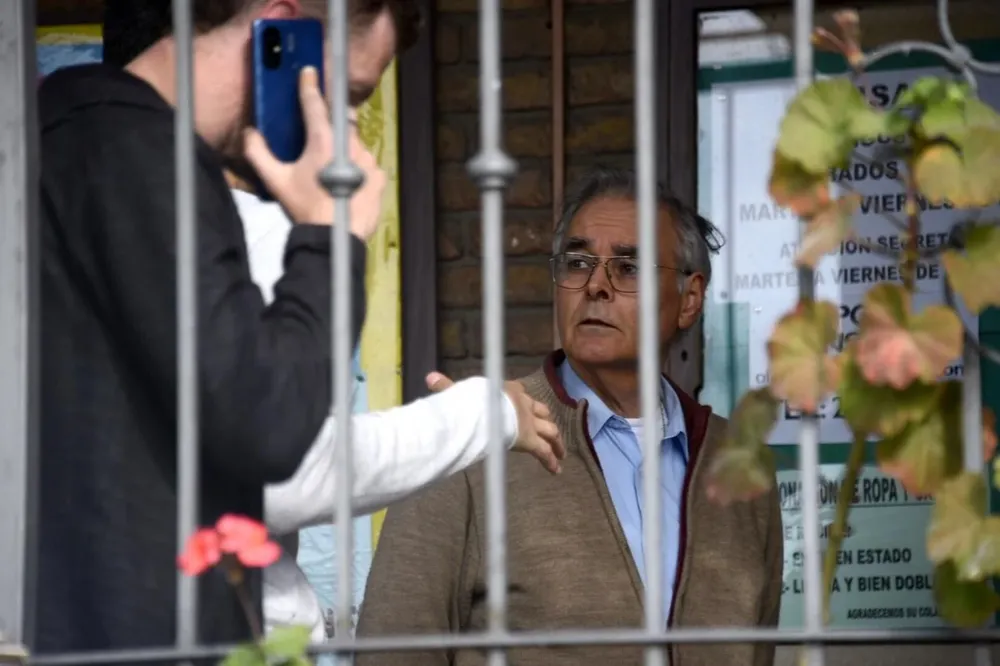 El sacerdote Omar França habla con personal de investigación