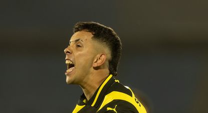 Leonardo Fernández de Peñarol festeja su gol ante Liverpool por la semifinal de la Liga AUF Uruguaya