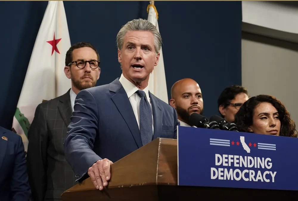 El gobernador de California, Gavin Newsom, habla en una conferencia de prensa luego de que se aprobaran los proyectos de ley para la redistribución de distritos en el estado. 