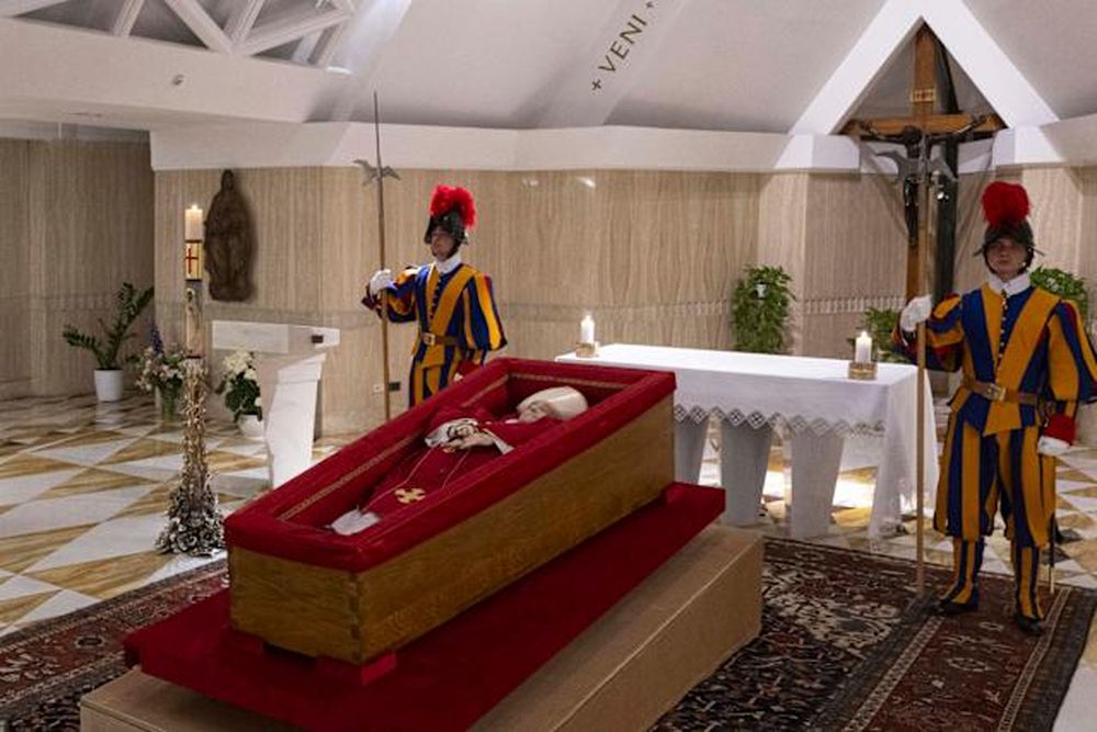 El cuerpo del papa Francisco descansa en su féretro en la capilla de la Casa Santa Marta