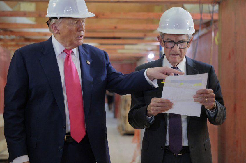 Trump y Powell durante la visita a las obras de remodelación de la Fed