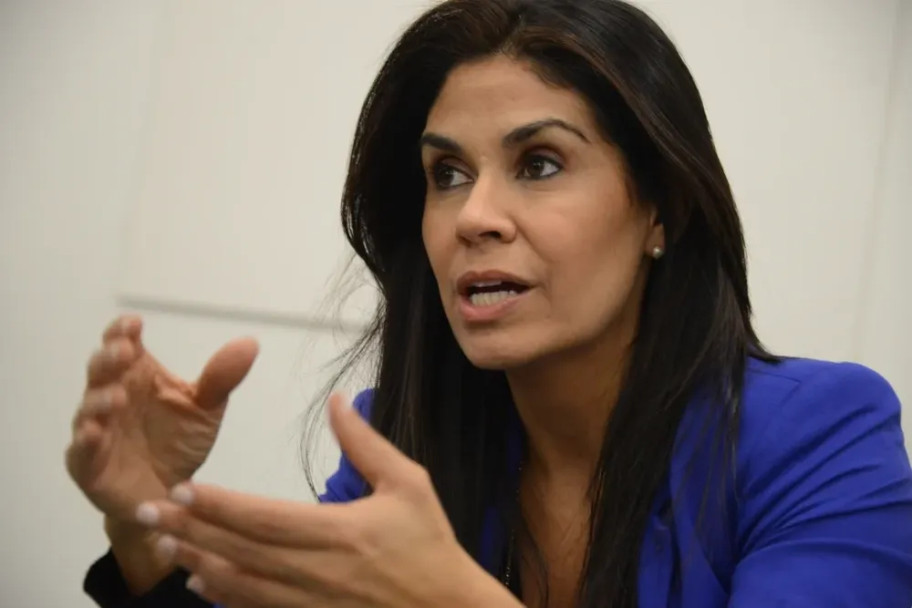 La senadora blanca Verónica Alonso siguió ayer la victoria de Mauricio Macri desde adentro del búnker del futuro presidente de Argentina.En una charla con Mariano López desde Buenos Aires, Alonso dijo que el de ayer fue el primer mojón de un proceso que se va a terminar dando en varios países de América Latina, con el castigo a los viejos vicios de la política.Consultada respecto a la similitud con la figura de Edgardo Novick y si la victoria de Macri es un espaldarazo para el empresario uruguayo, Alonso respondió que Novick mostró una muy buena performance en Montevideo y que señales como la de Edgardo en Montevideo muestran que la gente está cansada de los políticos que cometen errores y horrores en el poder. Para Alonso, no hay una carga negativa porque Macri o Novick no vengan de la política, ya que la gente quiere resultados y gestión.