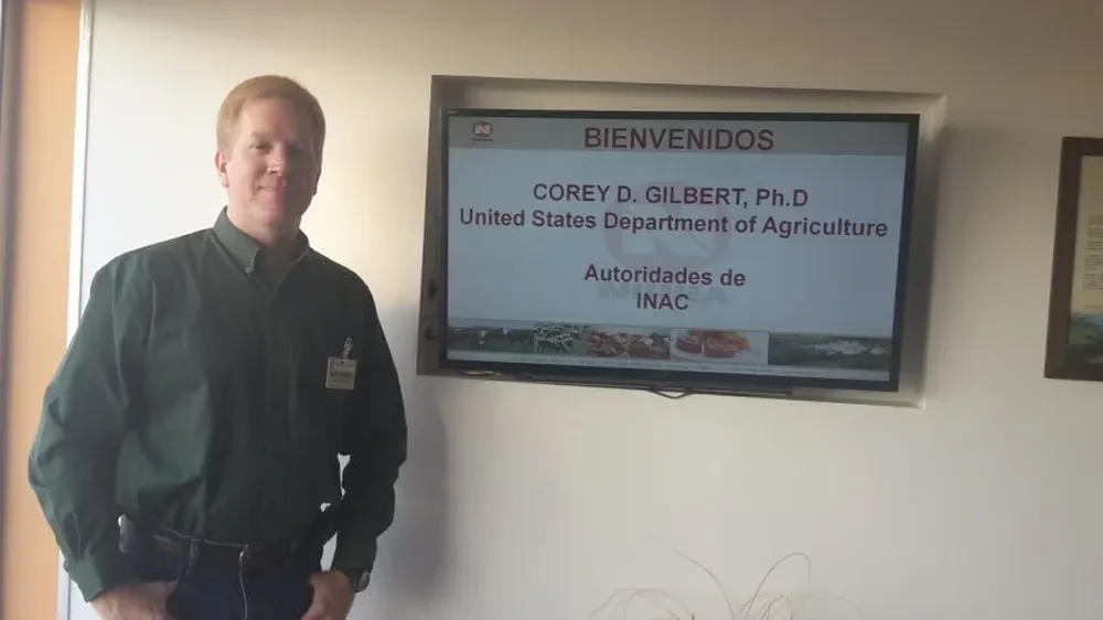 El auditor del USDA, Corey Gilbert, en un momento de sus actividades en la sede de INAC