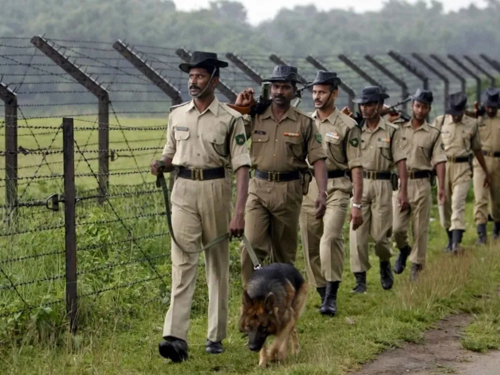 India ya valló más de 2.000 kilómetros de frontera con Pakistán y al menos 3.100 kilómetros con Bangladesh, según Nueva Delhi.