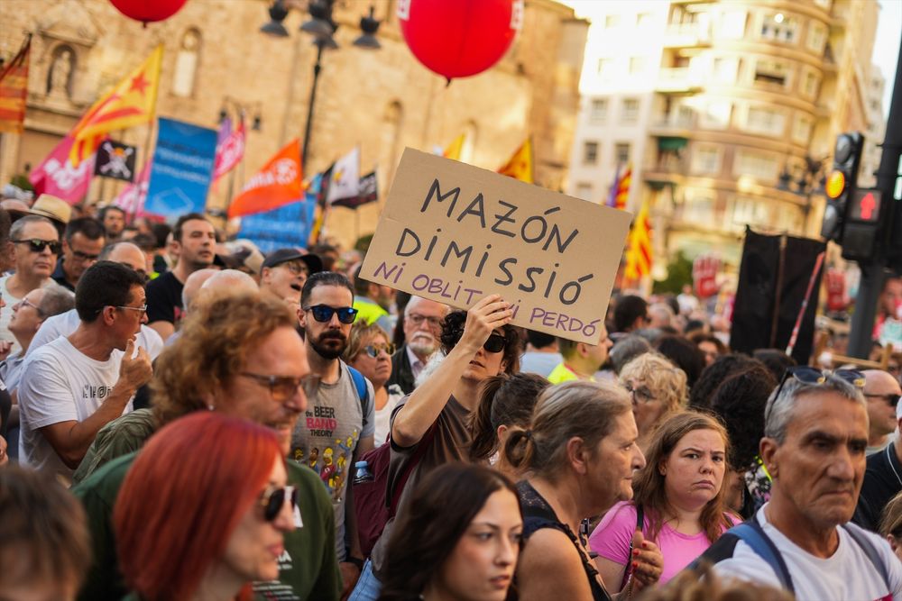 EuropaPress_7055370_varias_personas_pancartas_cartel_mazon_manos_rojas_manifestacion_reclamar