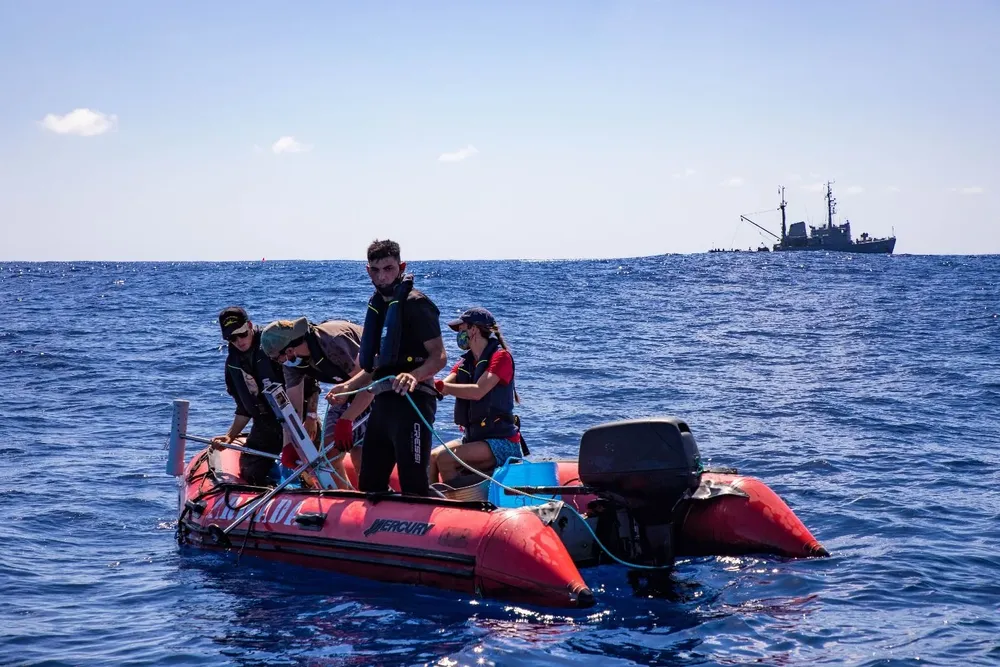 Una embarcación de National Geographic participa en las tareas de registro de las profundidades del mar uruguayo.