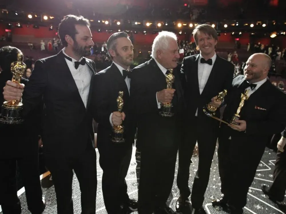 Desde la izquierda, Emile Sherman, Canning Iain, David Seidler, Tom Hooper y Unwin Gareth posan con el premio a la mejor película por The Kings Speech