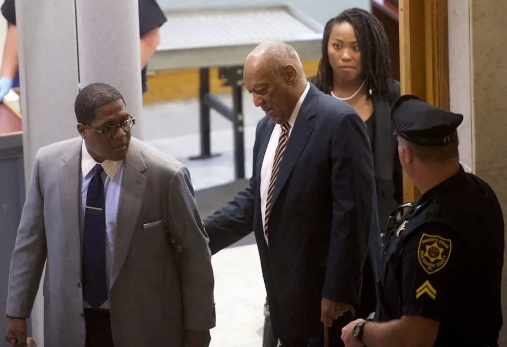 Bill Cosby llega para el tercer dia de deliberaciones.