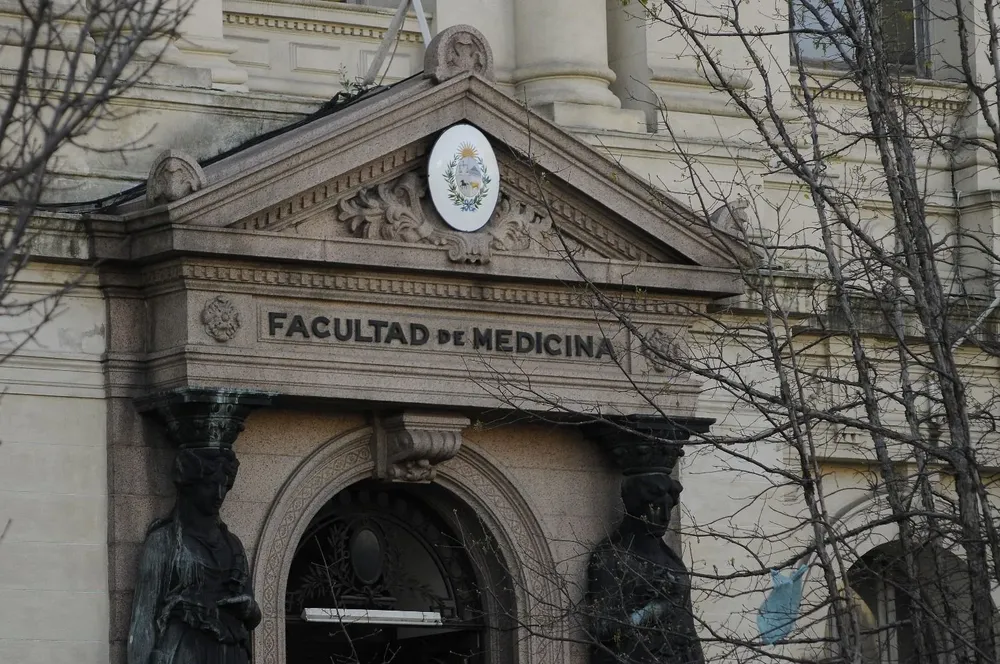 Fachada de la Facultad de Medicina, Montevideo