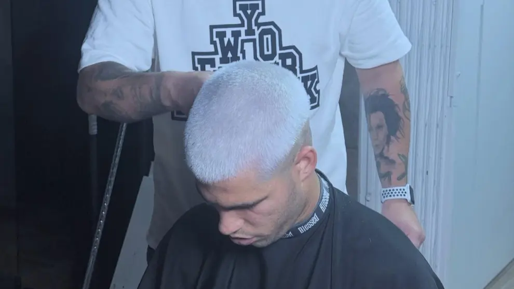 Carlos Alcaraz estrena su número 1 de la ATP con un radical cambio de look.