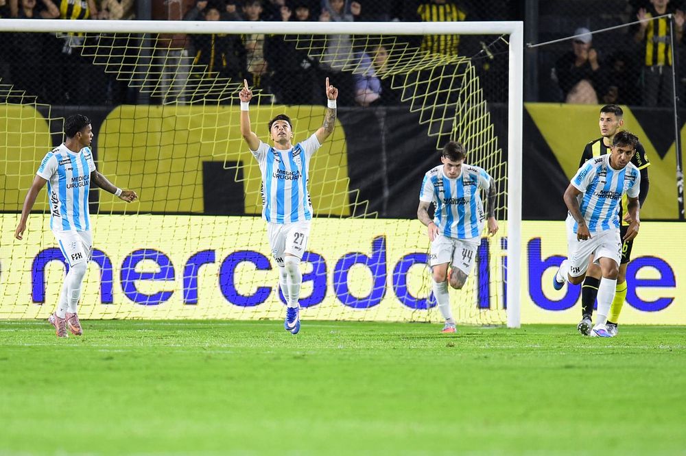 Cristian Barros celebra su gol contra Peñarol