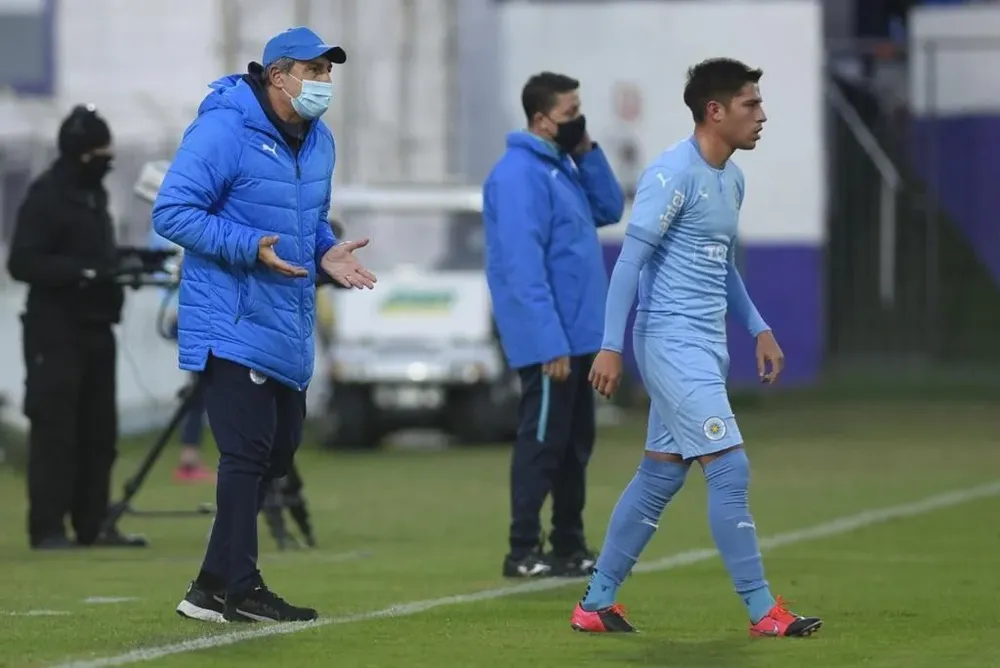 Marini le da indicaciones a Natanael Guzmán