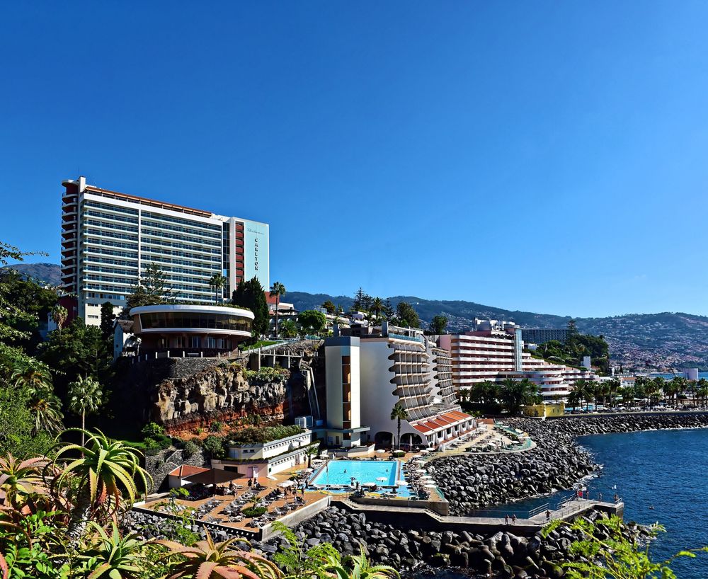 Se ofrecen salarios competitivos y beneficios excepcionales en el sector hotelero gracias a la oferta de empleo de un futbolista de élite.