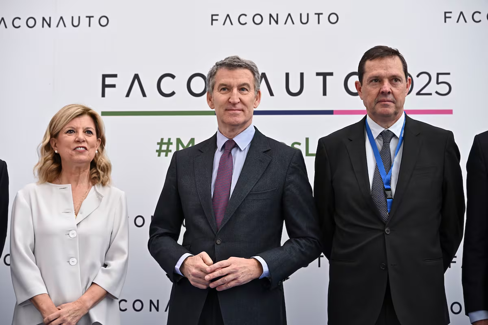 Alberto Núñez Feijóo, acompañado por la presidenta de Faconauto, Marta Blázquez, asiste a la primera jornada del congreso anual de la patronal de los concesionarios.