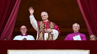 El papa León XIV en su primer saludo a los fieles tras ser elegio papa el jueves 8 de de mayo. EFE&nbsp;