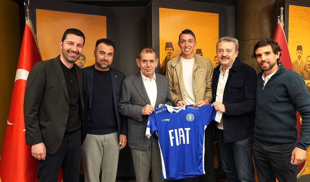 Fernando Muslera y autoridades de Sportivo Bella Italia y Galatasaray de Truquía Fernando Muslera y autoridades de Sportivo Bella Italia y Galatasaray de Truquía