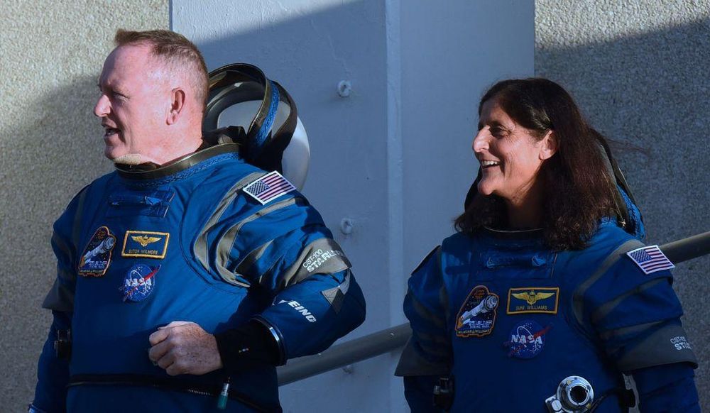Los astronautas de la Nasa Butch Wilmore (izquierda) y Suni Williams salen del Edificio de Operaciones y Control Neil Armstrong en el Centro Espacial Kennedy.