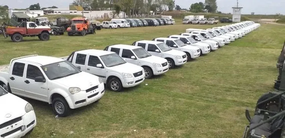Entre los vehículos hay camionetas Land Rover, autos, camionetas doble cabina, minibuses y camiones
