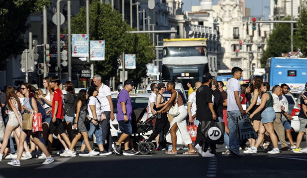 Población récord: crecen los extranjeros residentes en España y llegan casi a diez millones