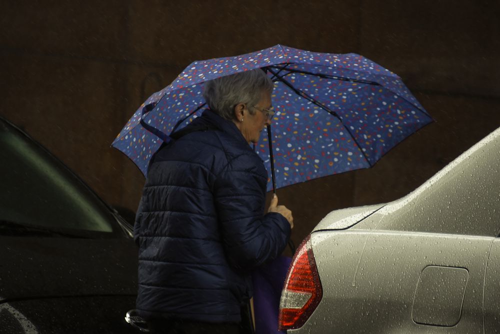 20250408 Lluvia, frio, paraguas, mal tiempo, estado del tiempo.