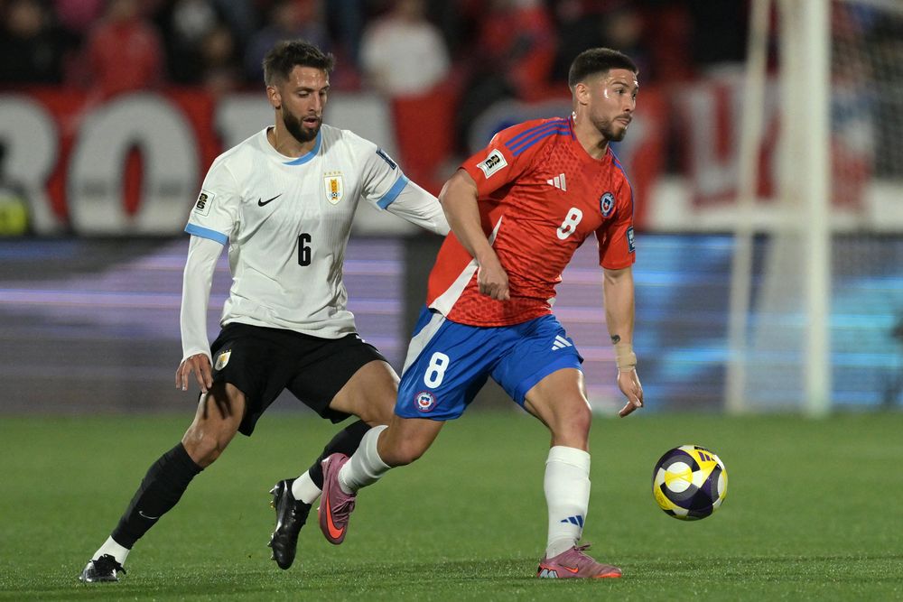 Rodrigo Bentancur de Uruguay ante Felipe Loyola de Chile por Eliminatorias