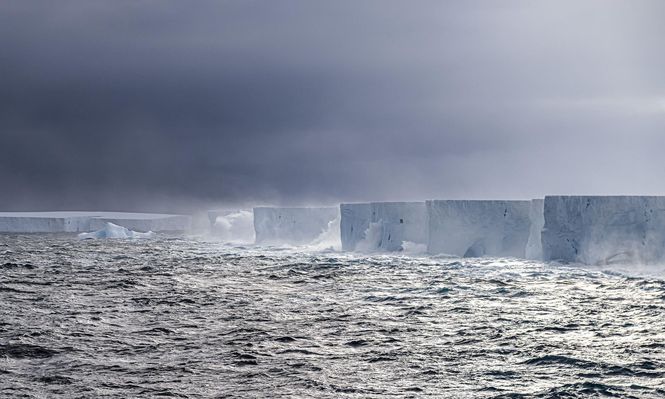 El A23a es enorme. Su cima plana, similar a una mesa, se extiende hasta el horizonte.