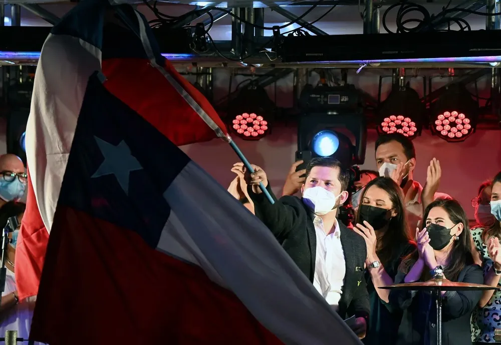 Con el 50,01% de las mesas escrutadas, Boric supera con un 54,72% (2.128.046 votos) a Kast, que cuenta con el 45,28% de los votos