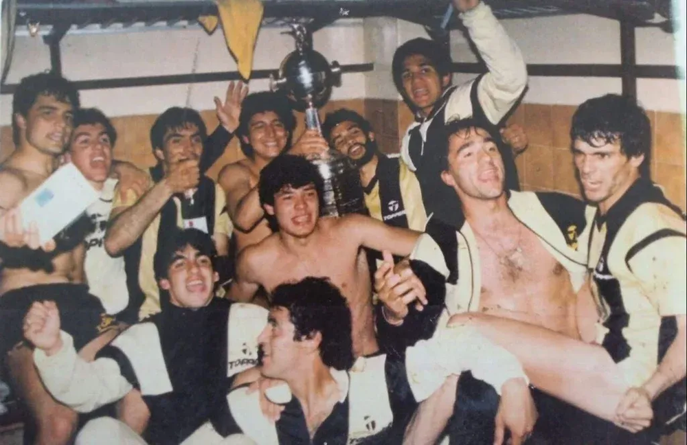 Gustavo Matosas y varios de sus compañeros en pleno festejo en el vestuario de Peñarol tras ganar la Copa Libertadores de 1987