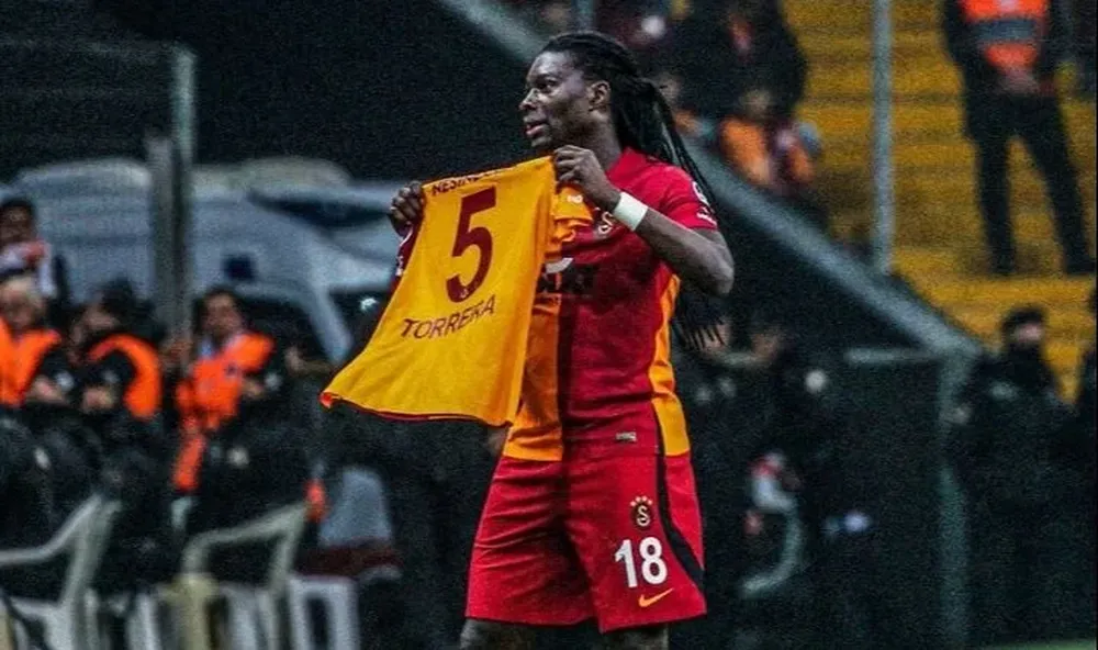 Bafetimbi Gomis con la 5 de Torreira