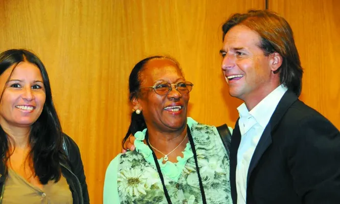 Lacalle Pou se corre al centro y modera su discurso opositor