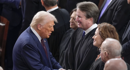 El presidente Donald Trump saluda a los jueces de la Corte Suprema, antes de dirigirse a una sesión conjunta del Congreso en Washington, el 4 de marzo de 2025.&nbsp;