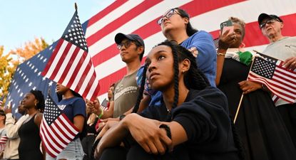Votantes demócratas en la Universidad Howard en Washington escuchan a Kamala Harris luego de conocer la derrota electoral.