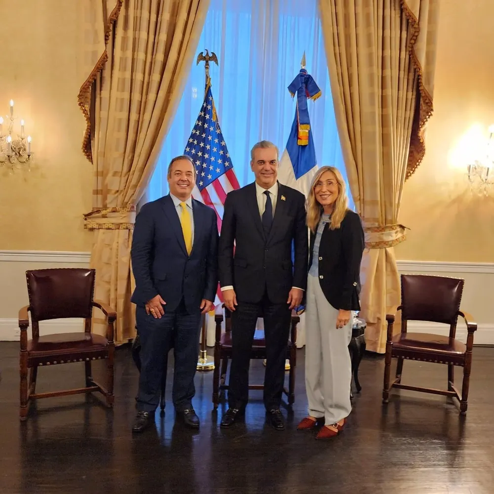 Carlos Díaz-Rosillo, director de The Adam Smith Center for Economic Freedom; Luis Abinader, presidente de la República Dominicana, y Núria Vilanova, presidenta de CEAPI.