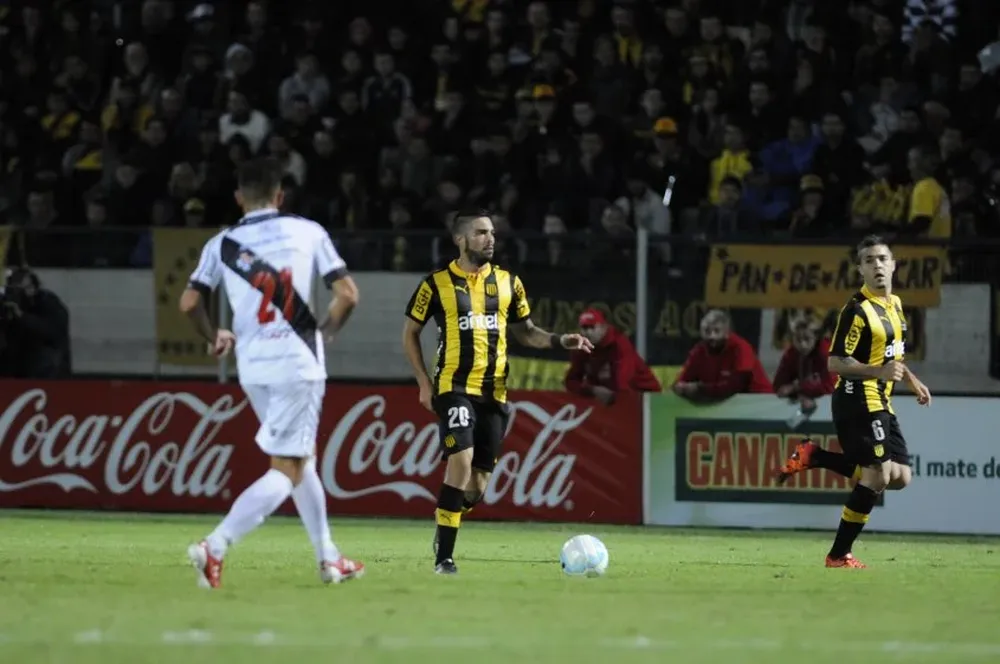 Nicolás Albarracín hizo el primer gol en el Campeón del Siglo
