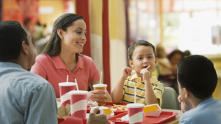 El 46,5% de los españoles cree que la comida casera fue desplazada por la fast food por el vertiginoso ritmo de vida