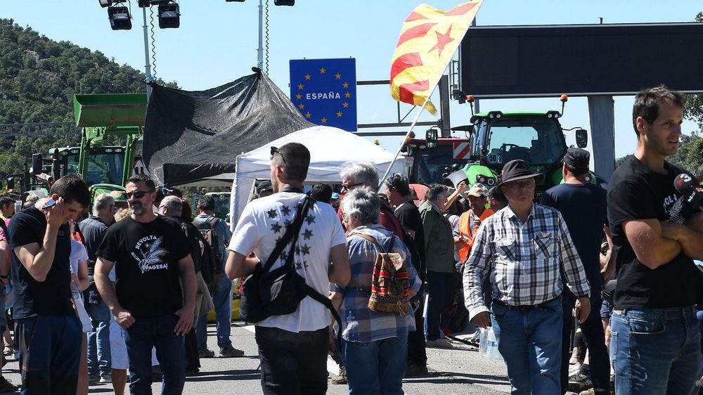 Corte de la autopista AP-7 en Perthus