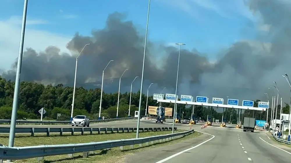Desde el peaje, los conductores apreciaban la dispersión del humo