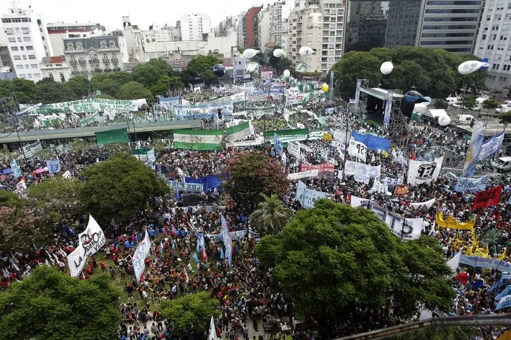Liderados por los camioneros, un centenar de sindicatos y organizaciones sociales se manifestaron este miércoles en Buenos Aires contra el gobierno de Mauricio Macri.