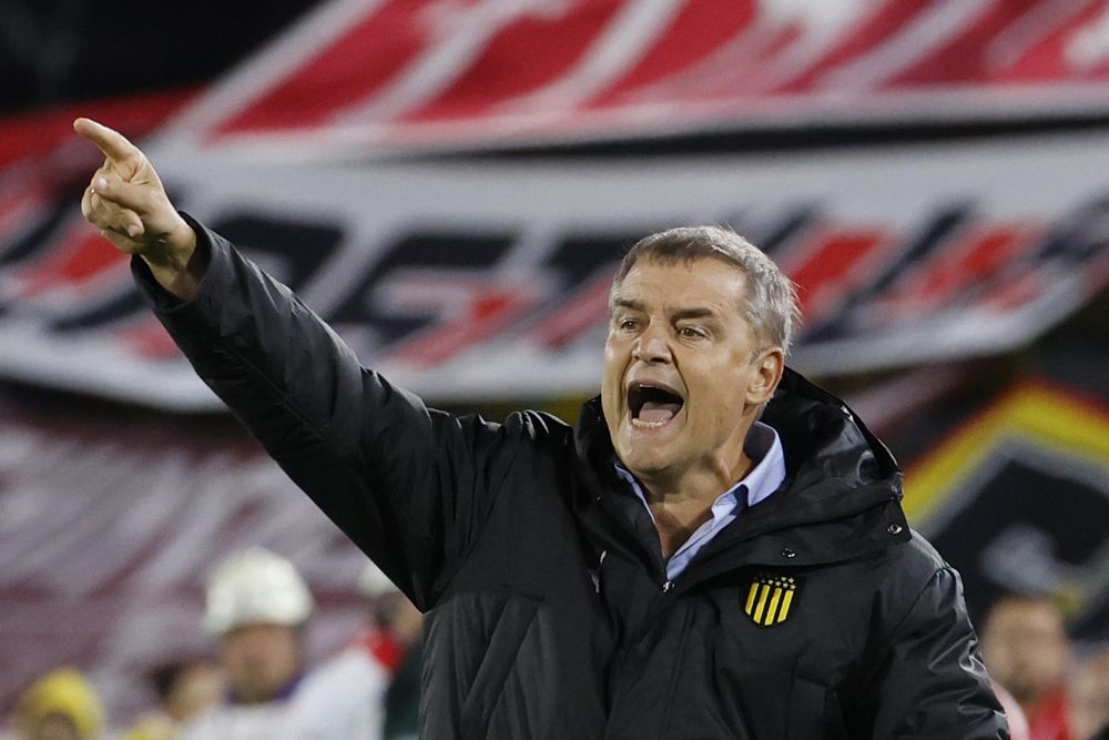 El entrenador de Peñarol, Diego Aguirre, reacciona en el partido ante Independiente Santa Fe 