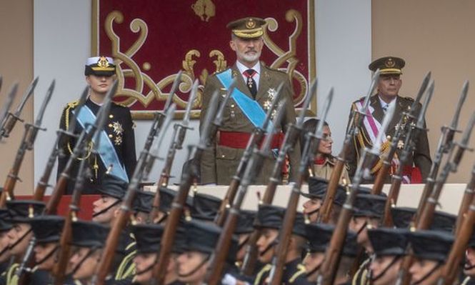 El rey Felipe VI y la princesa Leonor durante el acto solemne de homenaje a la Bandera Nacional y desfile militar por el 12 de octubre. EUROPA PRESS.