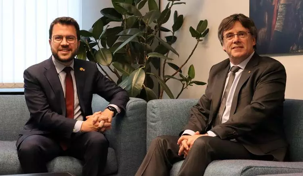 El presidente Pere Aragonès y el expresidente Carles Puigdemont en el Parlamento Europeo