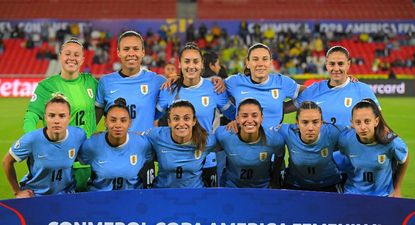 El equipo de Uruguay ante Brasil en la Copa América femenina