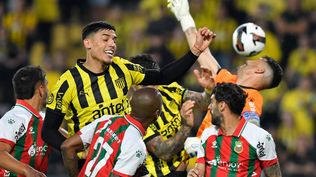 Guzmán Rodríguez de Peñarol en el área de Deportivo Maldonado