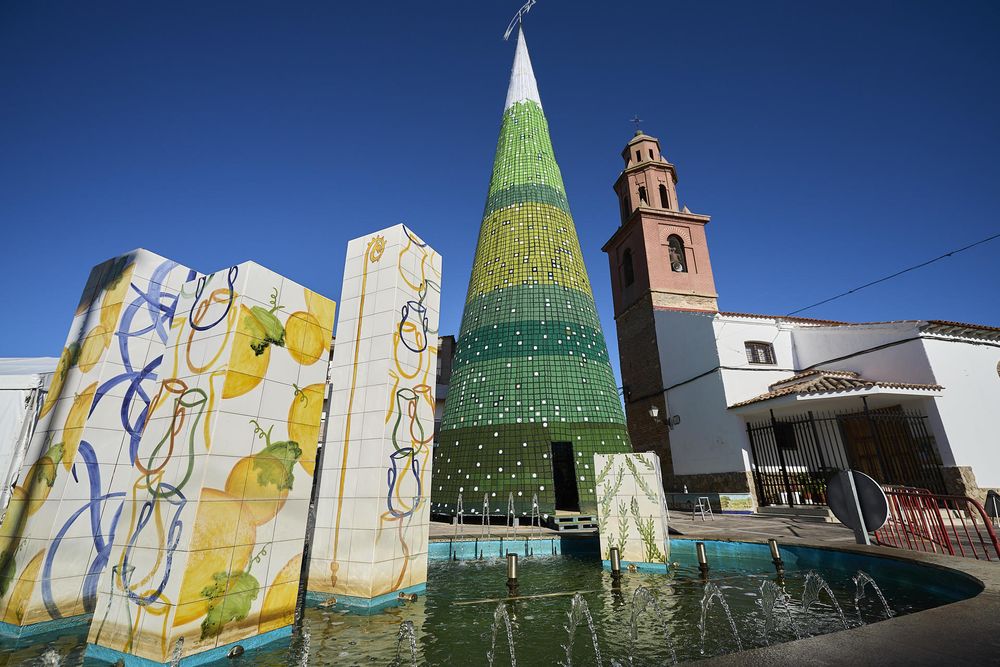 El árbol de Navidad de Cazalegas, tejido a crochet. EFE