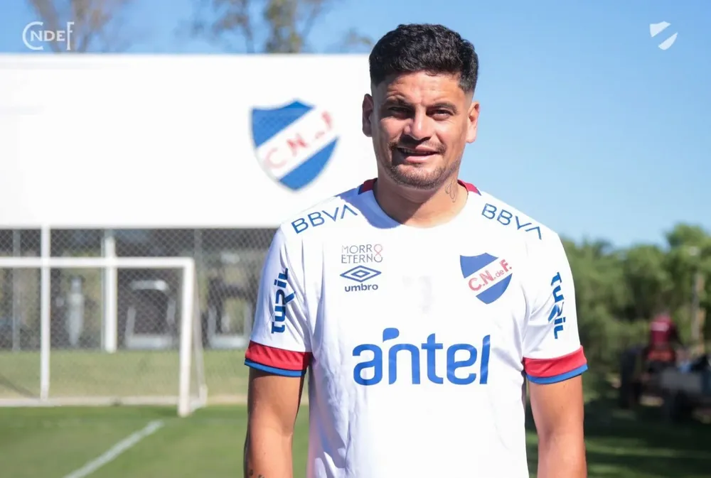 Maxi Cantera con la camiseta de Nacional