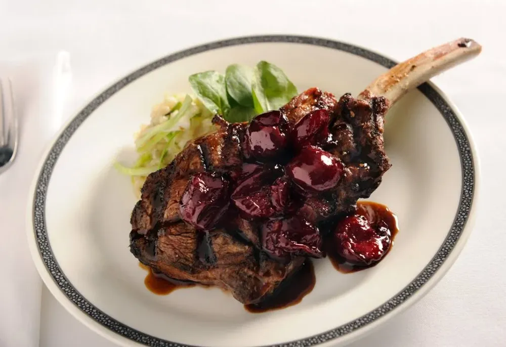 Chuleta de ternera con soubise puerro y compota de cereza de Singapore Airlines