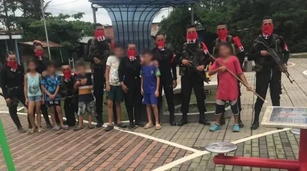 : Foto sacada por un militante del ELN en Norte de Santander donde algunos guerrilleros posan con niños armados con fusiles