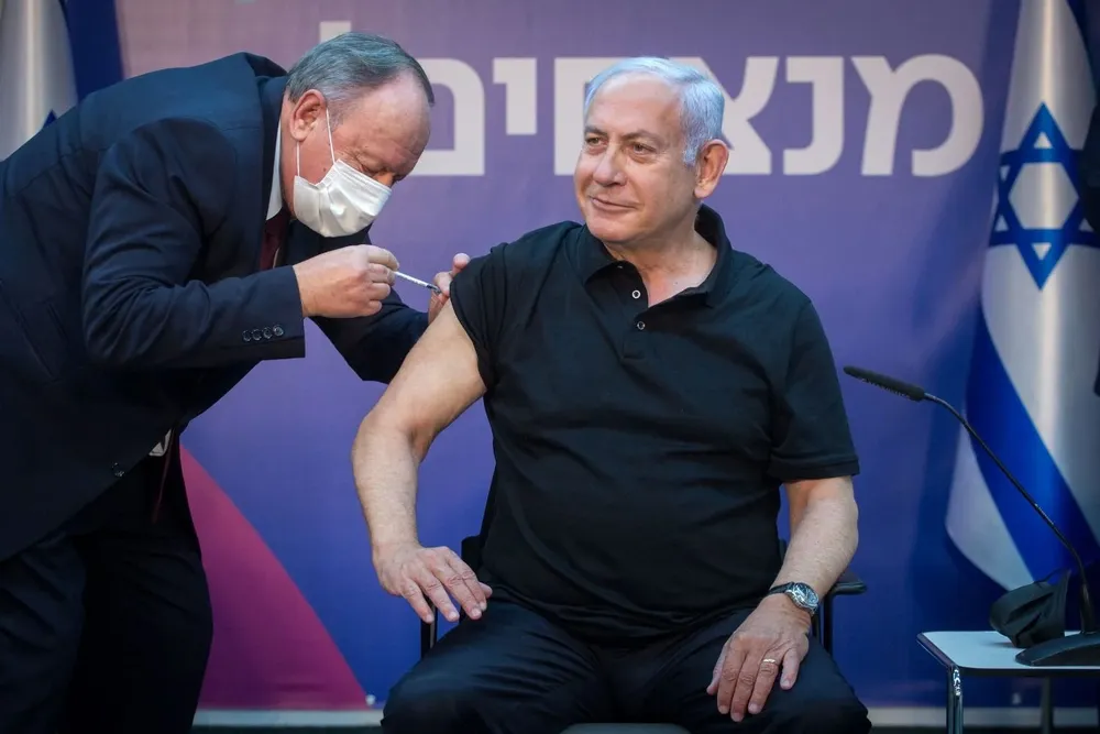 El primer ministro de Israel al recibir su vacuna