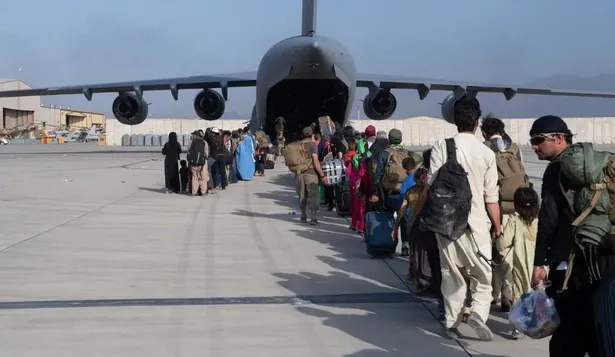 Miles de afganos fueron evacuados del país tras el control talibán